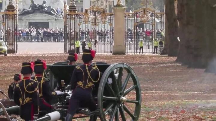 ¡Fuegos Artificiales de Celebración! Londres Estalla en Cañonazos por el 77 Cumpleaños del Rey Carlos III