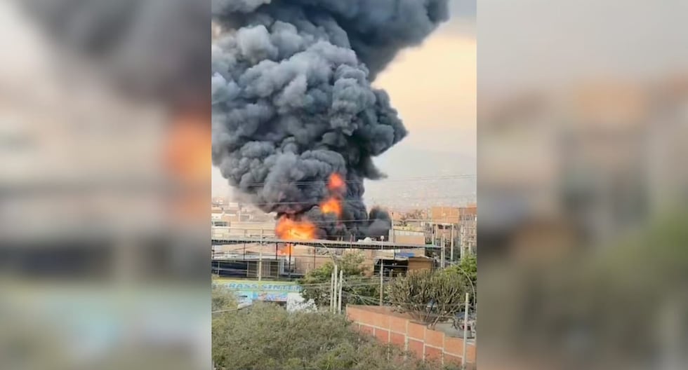 San Juan de Lurigancho: Voraz incendio consume almacén de plásticos