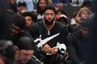 Mavs' Anthony Davis gets cheers and another loss in his return to LA after a 14