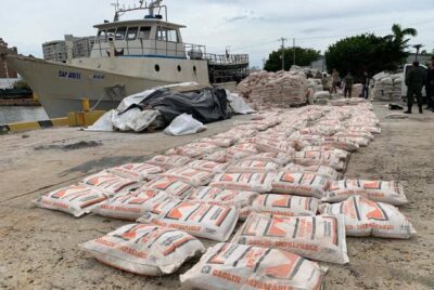 Panamá incauta 12 toneladas de cocaína en un barco y captura a una decena de extranjeros