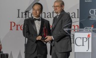 Exiliados o en prisión: periodistas de Ecuador y China ganan premio CPJ a libertad prensa