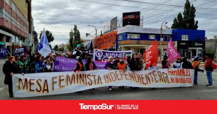 25N Integrantes de la Mesa Feminista de Río Gallegos marcharon contra la violencia hacia las mujeres