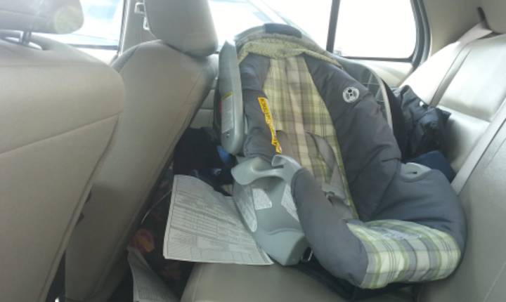 Cargos por homicidio negligente tras dejar a su hija encerrada en un auto