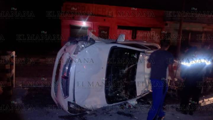 Nuevo Laredo: auto se estrella contra montículo de tierra y termina volcado; le dieron un cerrón