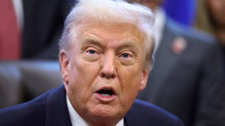 Revelan Correos que Sugieren que Trump Sabía de la Conducta de Epstein y Estuvo con una Víctima