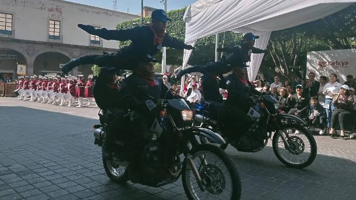 Celaya celebra la Revolución Mexicana con un desfile lleno de color y acrobacias