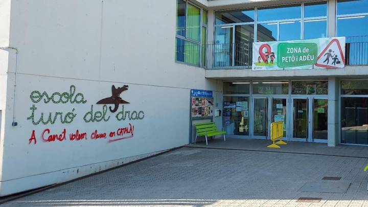 Otro acusado por el acoso a la familia que pidió un 25% castellano en la escuela lo atribuye a "la crispación" del 'procés'