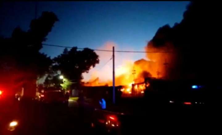 Un voraz incendio consumió dos fábricas en Lomas de Zamora