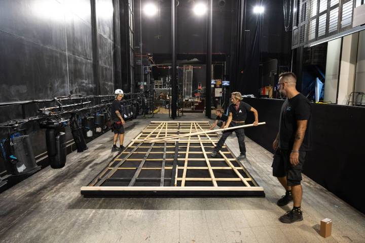 El Auditorio de Tenerife crea desde cero y en una semana la escenografía de la ópera ‘El holandés errante’