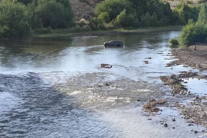 Estaba borracho. Un mecánico quiso probar la camioneta de un cliente, intentó cruzar un río y se quedó varado