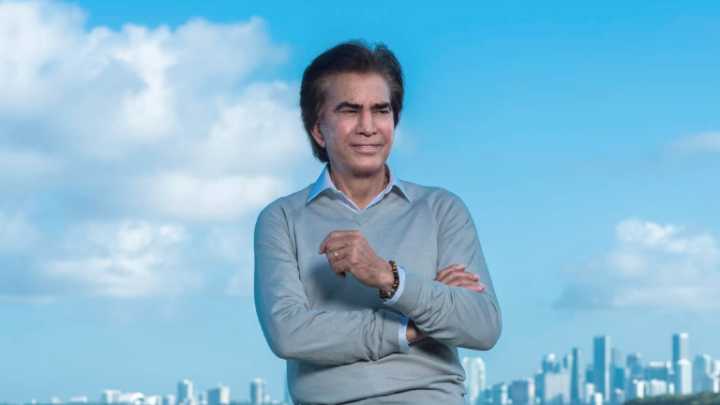 Obligan al cantante José Luis Rodríguez ‘El Puma’ a bajar de un avión