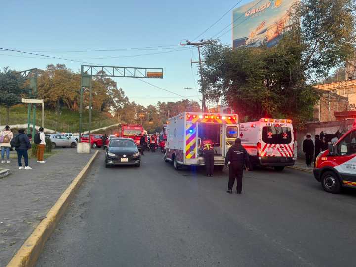 Accidente entre camión y taxi en Toluca deja 15 lesionados