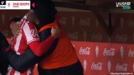 El reflejo de la frustración del Sporting de Gijón en las lágrimas de Dani Queipo: el futbolista se rompió tras ser sustituido