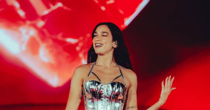 Un show de alto nivel: Dua Lipa remece a Chile cantando Tu falta de querer en el Estadio Nacional