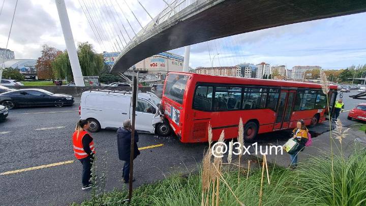 Una furgoneta impacta contra un bus urbano que realizaba una parada en Alfonso Molina, a la altura de Matogrande