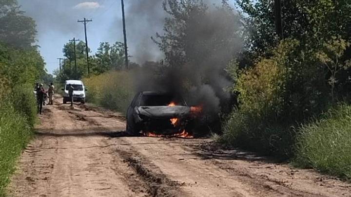 Bomberos intervinieron por el incendio de un automóvil