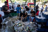 Venezolanos buscan ofertas para asegurar su plato navideño ante dificultades económicas
