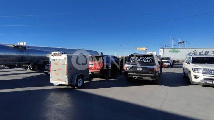 Campesinos bloquean cruce internacional Santa Teresa en protesta contra el Gobierno Federal