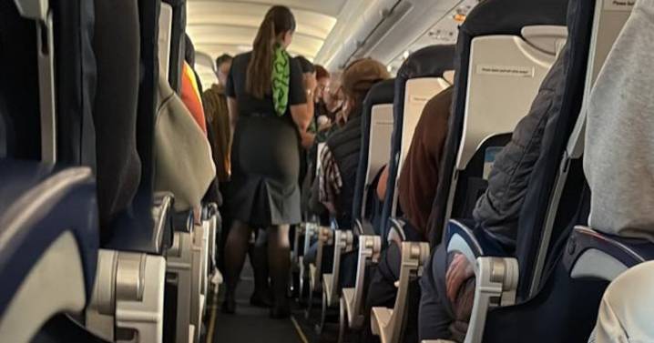 Bajan a pasajero de avión en Monterrey en mal estado; se presumía había muerto