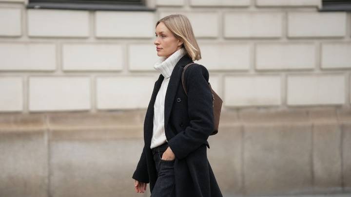 Cómo combinar jeans negros acampanados, barrel, baggy, carpenter y más diseños para ser la más elegante en invierno 2025