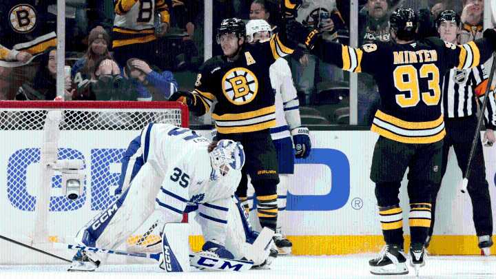 Pastrnak scores 400th NHL goal, Bruins top Maple Leafs to win 7th in row