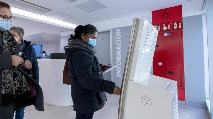 Salud recomienda usar mascarillas en espacios cerrados a las personas con síntomas respiratorios