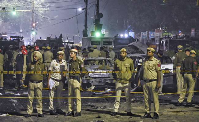 CCTV footage shows precise moment of Red Fort blast, chaos and pa...