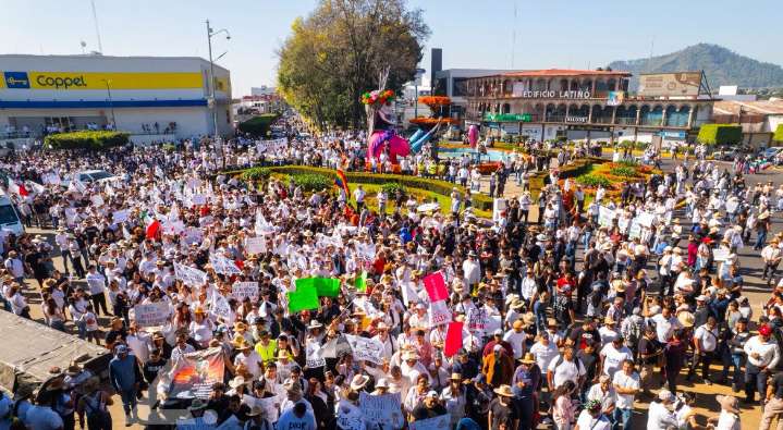 Uruapan se moviliza en una de las mayores marchas de su historia