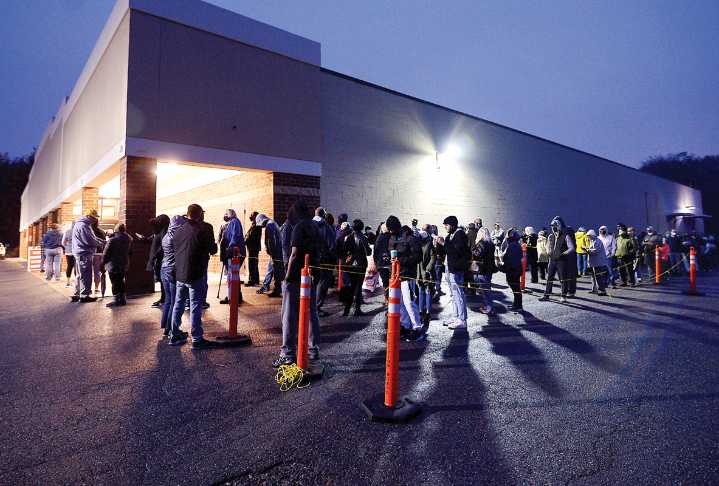 Personas en busca de trabajo acuden en masa a la feria de empleo