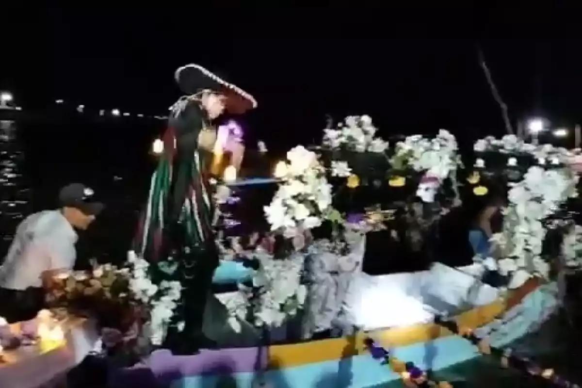 Realizan paseo de la luz para recordar a los pescadores que murieron en el mar en Sabancuy