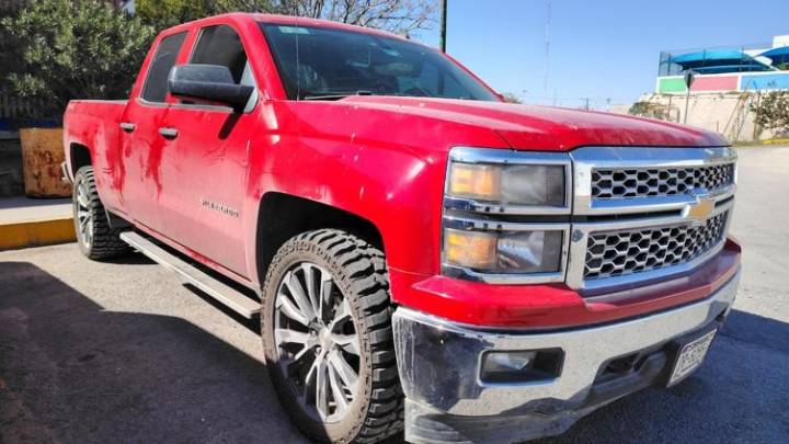 Manejaba "alterado" y lo sorprenden con cristal a bordo de Silverado