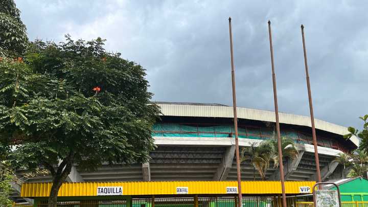 Susto en Manizales: cayó la antigua estructura de la pantalla de la tribuna norte del estadio Palogrande