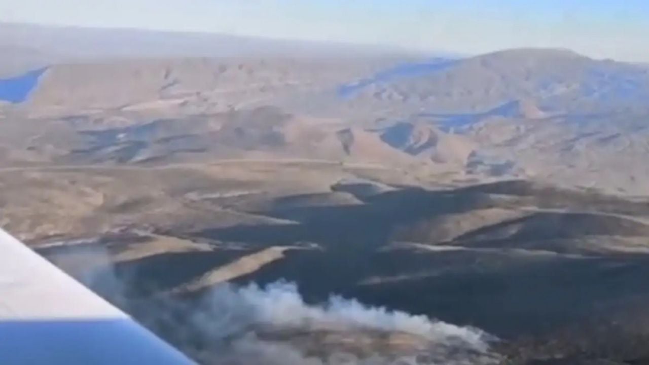 Incendio en El Espinal: brigadistas contuvieron el foco en una zona de difícil acceso del norte neuquino