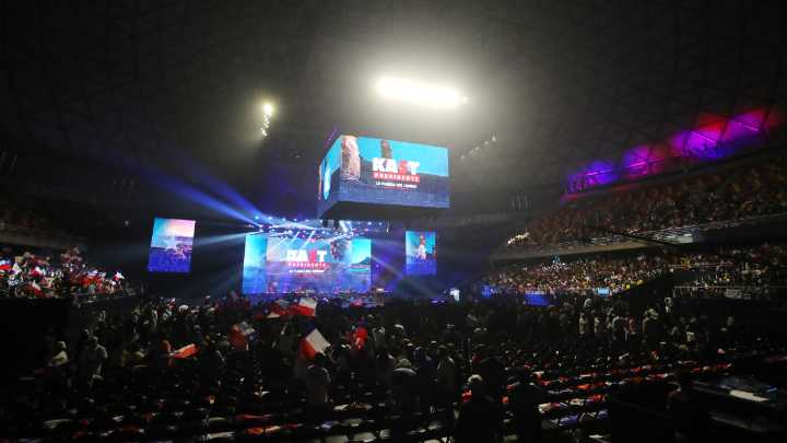 Kast cierra campaña en el Movistar Arena con puesta en escena al estilo Trump