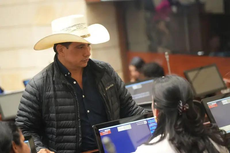 Senador Alirio Barrera denuncia persecución política tras la detención errónea de su yerno en Yopal.