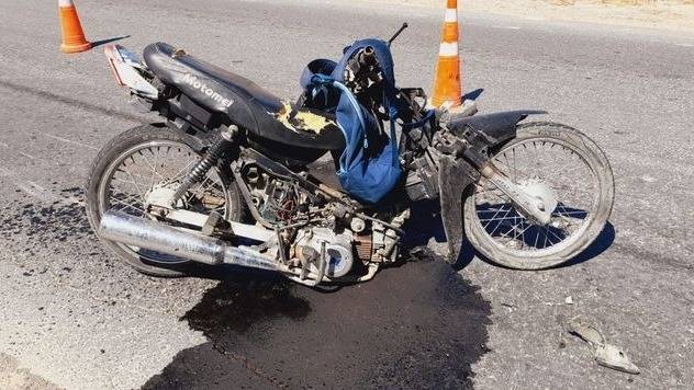 Una moto chocó de atrás a un tractor y terminó aplastada