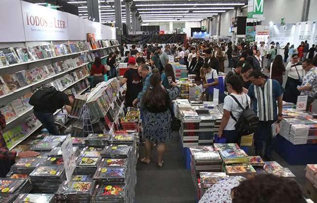 Asistentes a la FIL de Guadalajara buscan Grandeza, el nuevo libro de AMLO