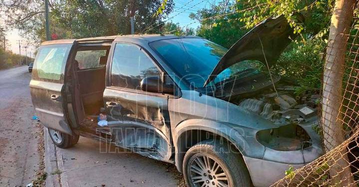 Conductor ignora alto, choca camioneta y la proyecta contra terreno en Nuevo Laredo