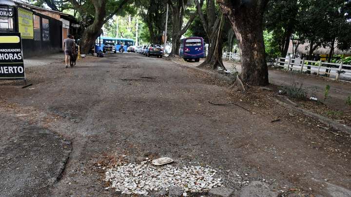 Cali: Residentes del barrio Quintas de Don Simón exigen intervención urgente en la Carrera 72; una vía que lleva años deteriorada