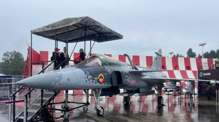 Gustavo Petro oficializa compra histórica de cazas suecos para la Fuerza Aeroespacial