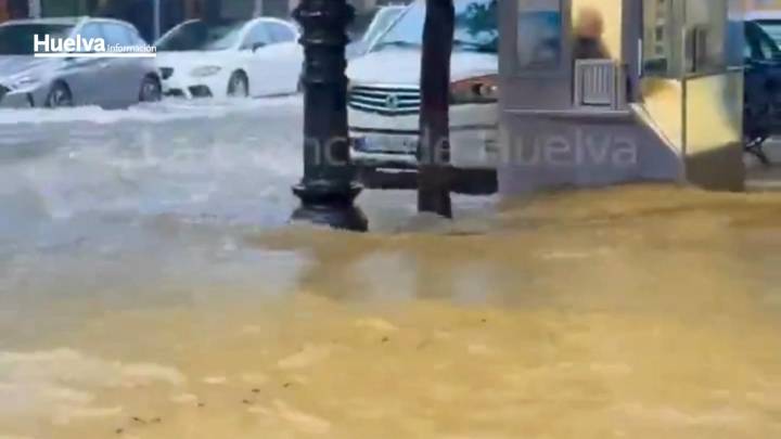 Así quedó este sábado Huelva tras la brutal tromba de agua por la borrasca Claudia: calles inundadas y momentos de angustia