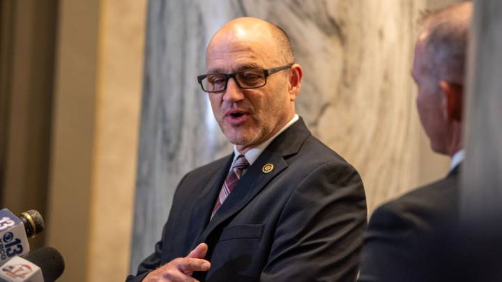 Referendum backers, Hoskins at odds over gerrymander ballot language