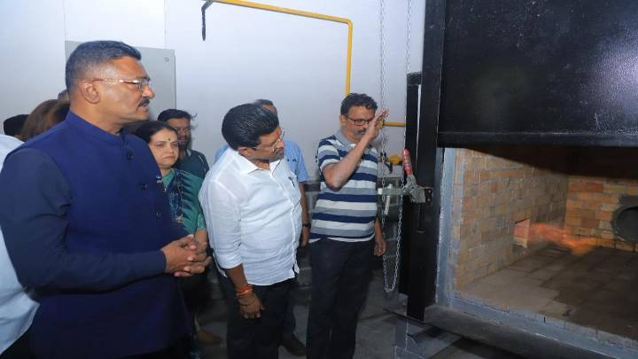 A dignified farewell: Thane opens state`s first gas