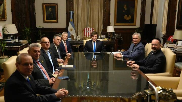 Nuevo guiño de Javier Milei a Estudiantes en medio de la polémica por el pasillo de espaldas a Central