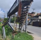 Camión se estrella contra pasarela en el km 25 de la Panamericana y daña tuberías de agua
