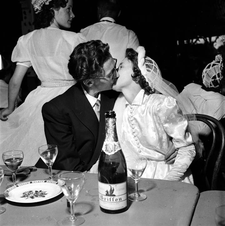 Cómo acabar con las bodas caras: canapés en un bar, celebración en una aldea y trajes prestados