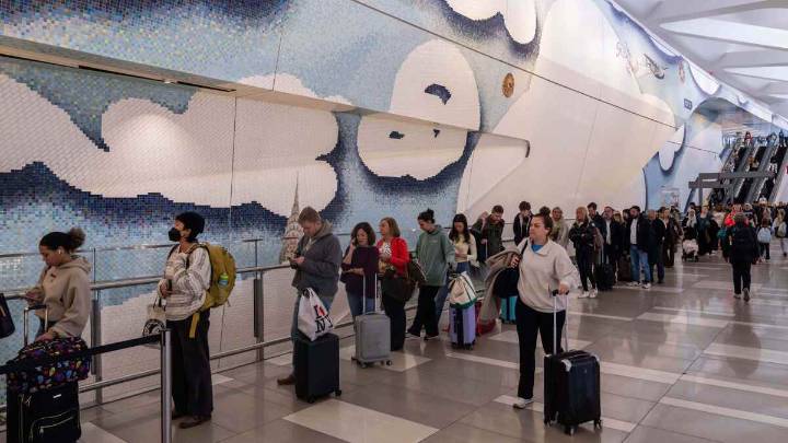 US airlines' daily cancellations exceed 2,700 as shutdown impact extends