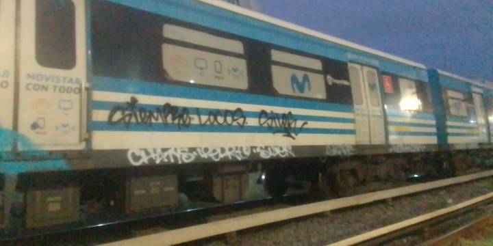 Detuvieron a cinco mexicanos que vinieron a ver el Superclásico por grafitar trenes del Sarmiento: el video