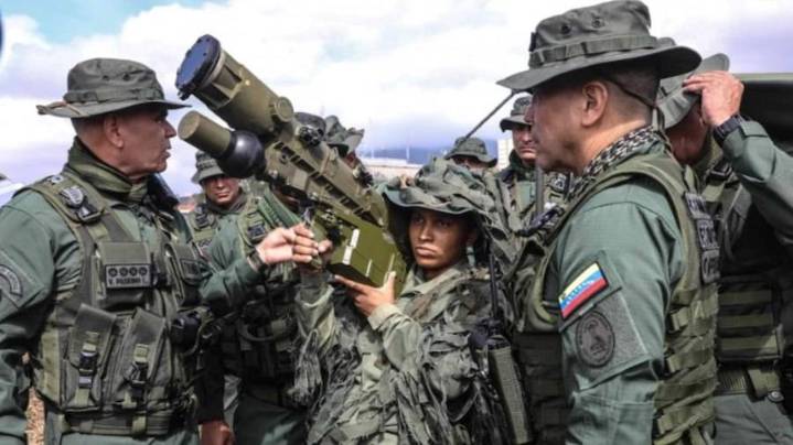 VIDEO: Nicolás Maduro muestra músculo militar ante la llegada al Caribe del portaaviones de EEUU Gerald Ford