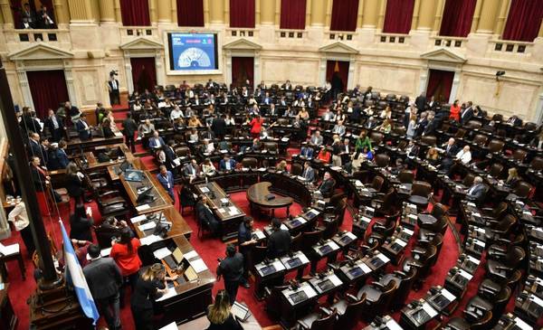 Milei espera un gesto del PJ y de Lospennato para ser primera minoría en Diputados